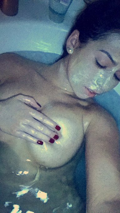 Long late night baths 🌸🌙✨ https://t.co/dVpCg0B4zj<a href="/tag/haventdonelipstho"class="tags"><span>#haventdonelipstho</span></a>