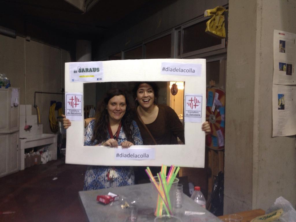 SarausDJ's tweet photo. Aqui està la súper organitzadora a l'esquerra! Esa Mery! Gràcies x pensar en @SarausDJ en el #diadelaColla @CdBCN https://t.co/4LNza9gyyn
