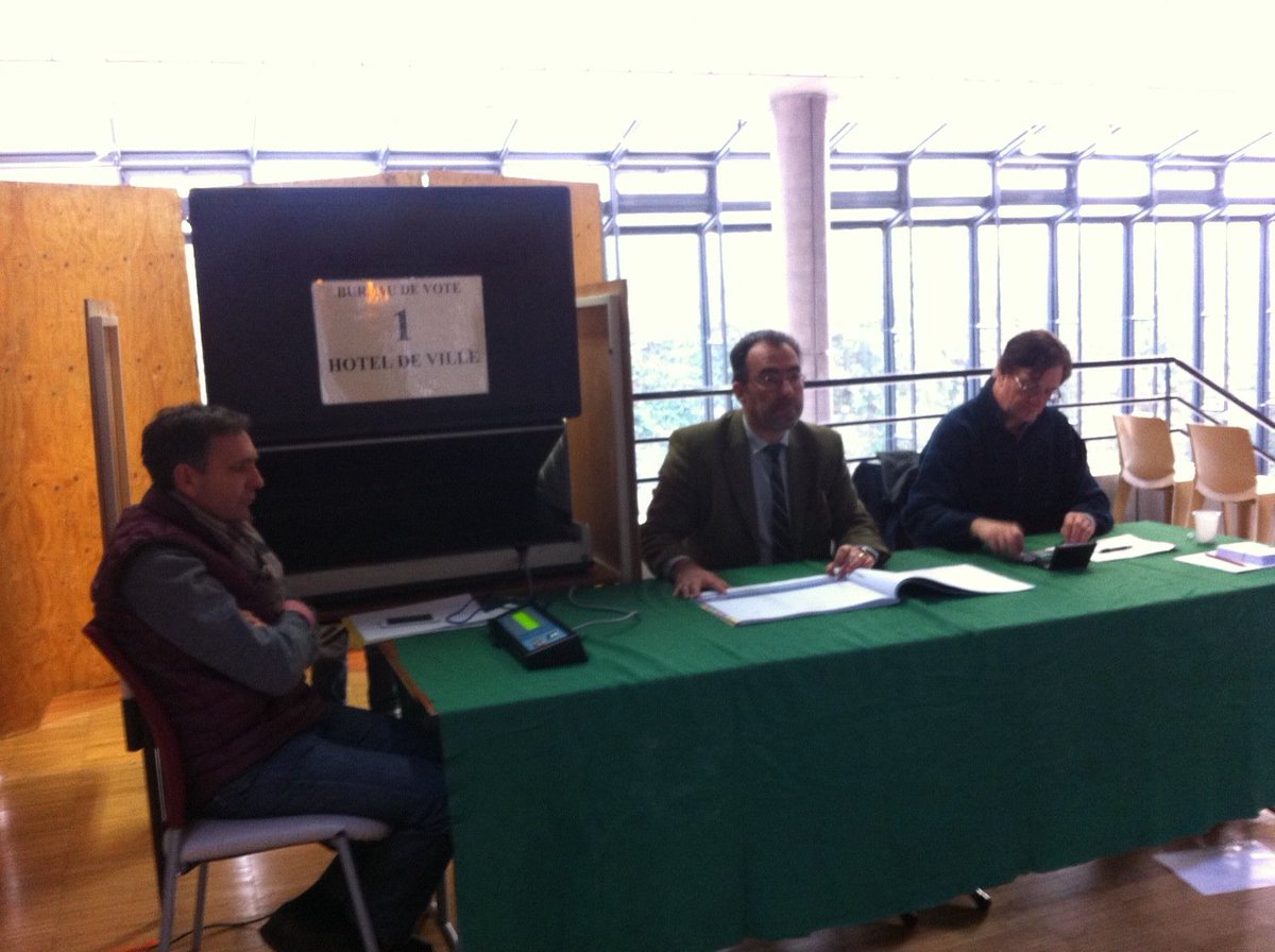 benoitmorin18's tweet photo. À 9 heures, 6,74% des électeurs inscrits avaient voté au bureau 1 de #Bourges Hôtel de Ville. #CVL2015 https://t.co/7lMC73Ldjl