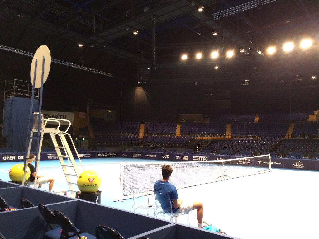 Petit échauffement pour <a href="/JulesMarie01/">Jules Marie</a> au Zénith #Caen ce dimanche matin avant son match vers 17h à <a href="/OpenCaen/">Open de Caen</a> #Caen