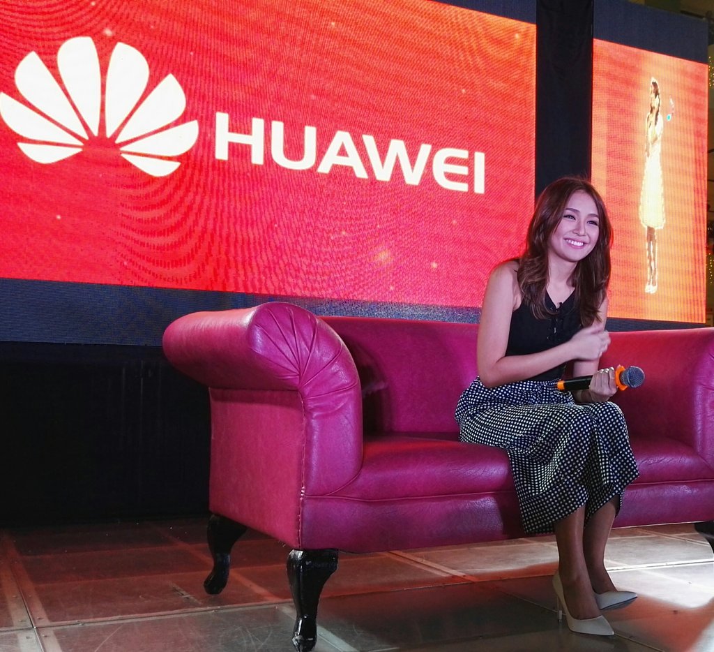 huaweimobileph's tweet photo. The #HuaweiTeenQueen can't stop smiling as she greets her fans at the #KBHuaweiRoyalAffair in Davao! https://t.co/Zd4i7tLsO1