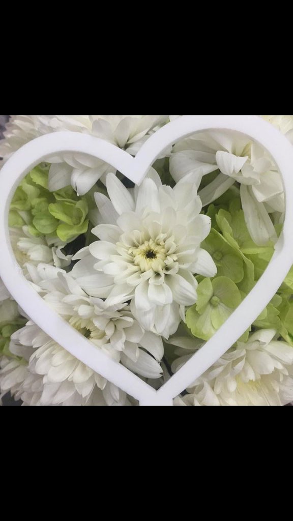 3llooee22's tweet photo. حين تُخبر اللهّ أنك رضيت بقدره ..
 كُن واثقًا انهُ سيرضيك بسعادة أكبر ذاتّ يوم ..
مساء السعاده لقلوبكم ❤️🍃 https://t.co/cOmsJERp4Q