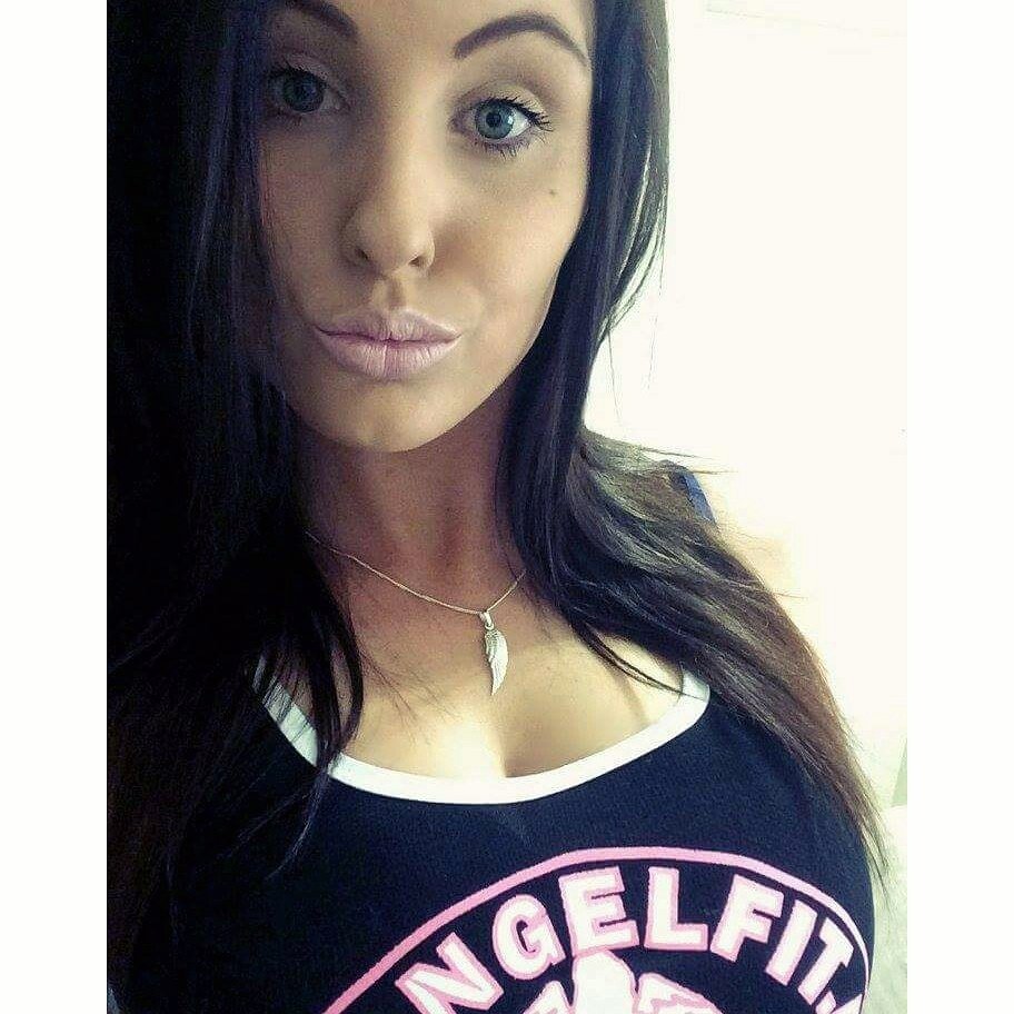 __taybay__'s tweet photo. A little new selfie action ☺ #selfiesunday #brunetteforthewin #angelfit #fitfam #stayblessed https://t.co/CHireeNaI8
