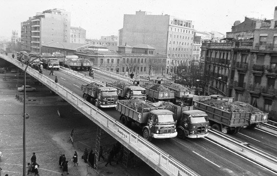 Tal día como hoy, de 1969, se inaugura el 'scalextric' o paso elevado de Cuatro Caminos. #madrid