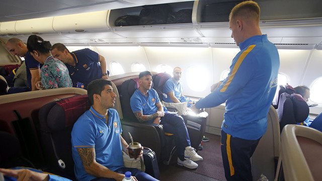 FCBarcelona's tweet photo. FC Barcelona's adjusted schedule to overcome the threat of jet lag: https://t.co/jKpX2r7rCw #HelloJapan https://t.co/UyLWFEPeHw