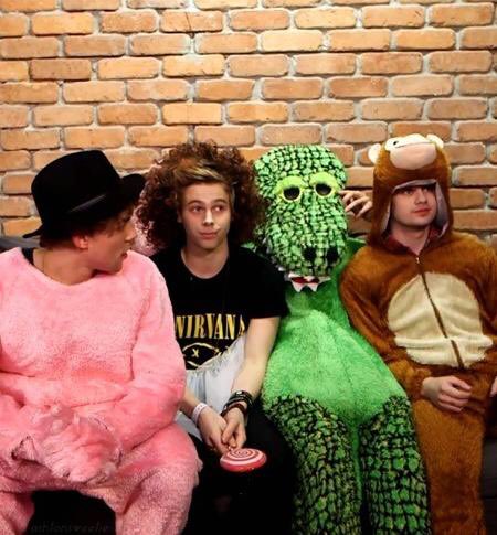 MaudeSadie's tweet photo. Before and after loving @5SOS ๐ค๐ผ๐
#MTVStars #VideoMTV2015 5 seconds of summer X
#5secondsofsexx https://t.co/7jfXFqpqCZ