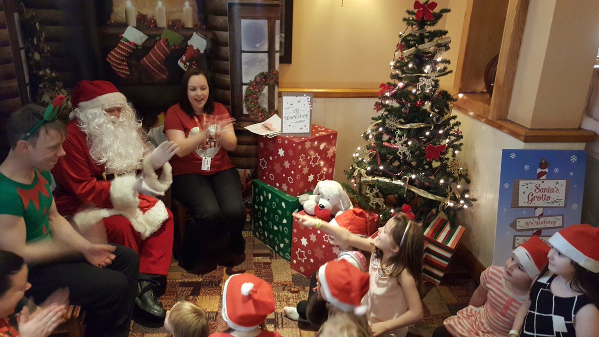 xJadeConnelly's tweet photo. The Crooked Glen having sing songs with Santa! @anoushadabeea @SpencerGraydon @WeAreSUGM https://t.co/r5Lry6G1Yk