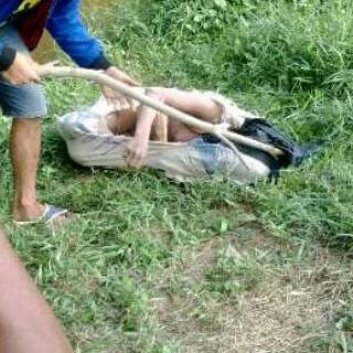 roeeny's tweet photo. Mayat djilatan tanah laut dalam karung seorg wanita...identitas blm di ketahui @HabarPelaihari https://t.co/lT2poy3KpD