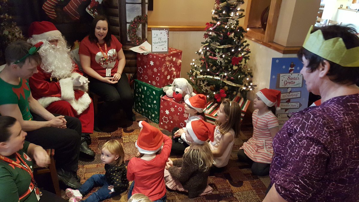 xJadeConnelly's tweet photo. The Crooked Glen having sing songs with Santa! @anoushadabeea @SpencerGraydon @WeAreSUGM https://t.co/r5Lry6G1Yk