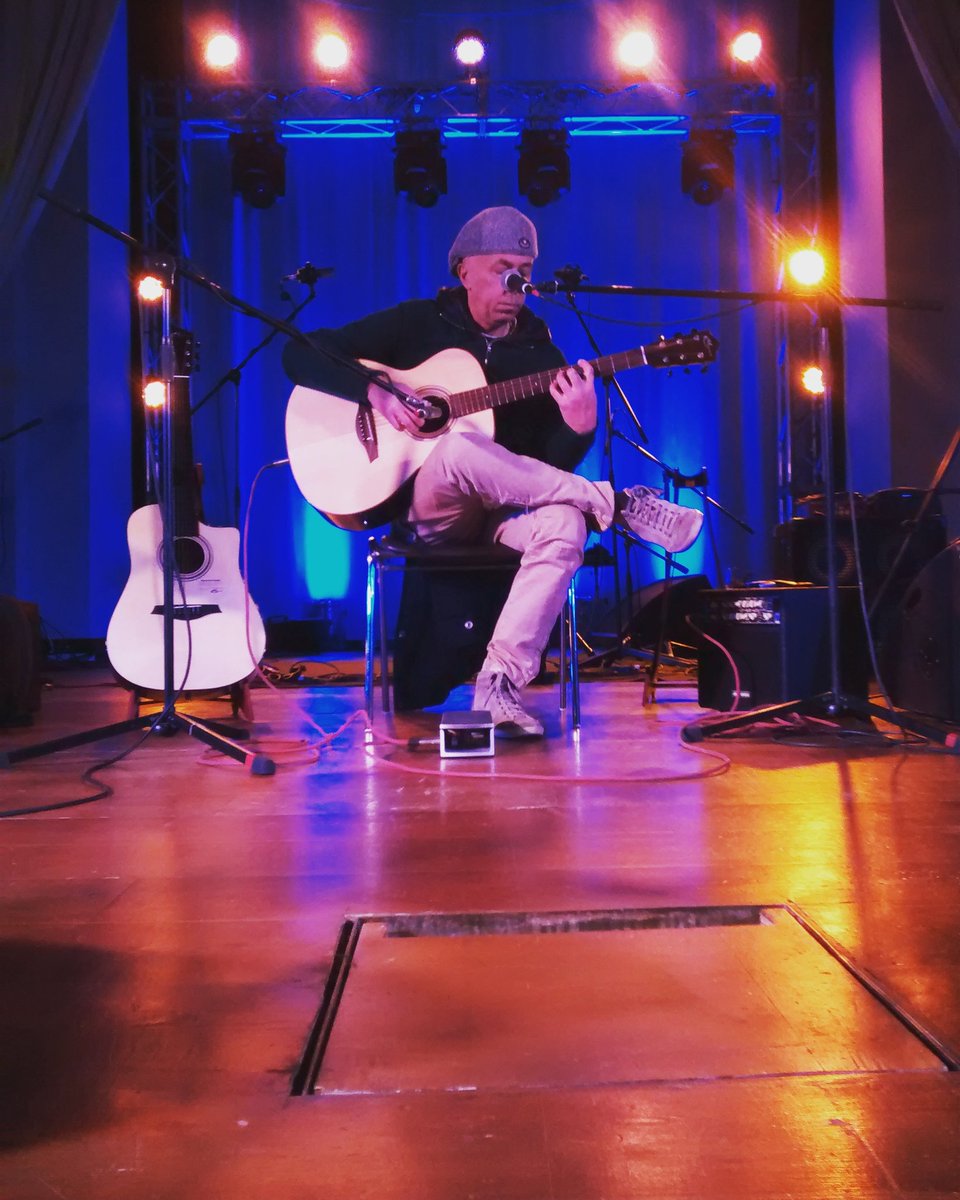 Elettrika2015's tweet photo. Paolo Giordano e la sua chitarra acustica sono pronti ad incominciare sul Palco Concerti, non perdeteli! #elettrika https://t.co/V45UvxdY3Z