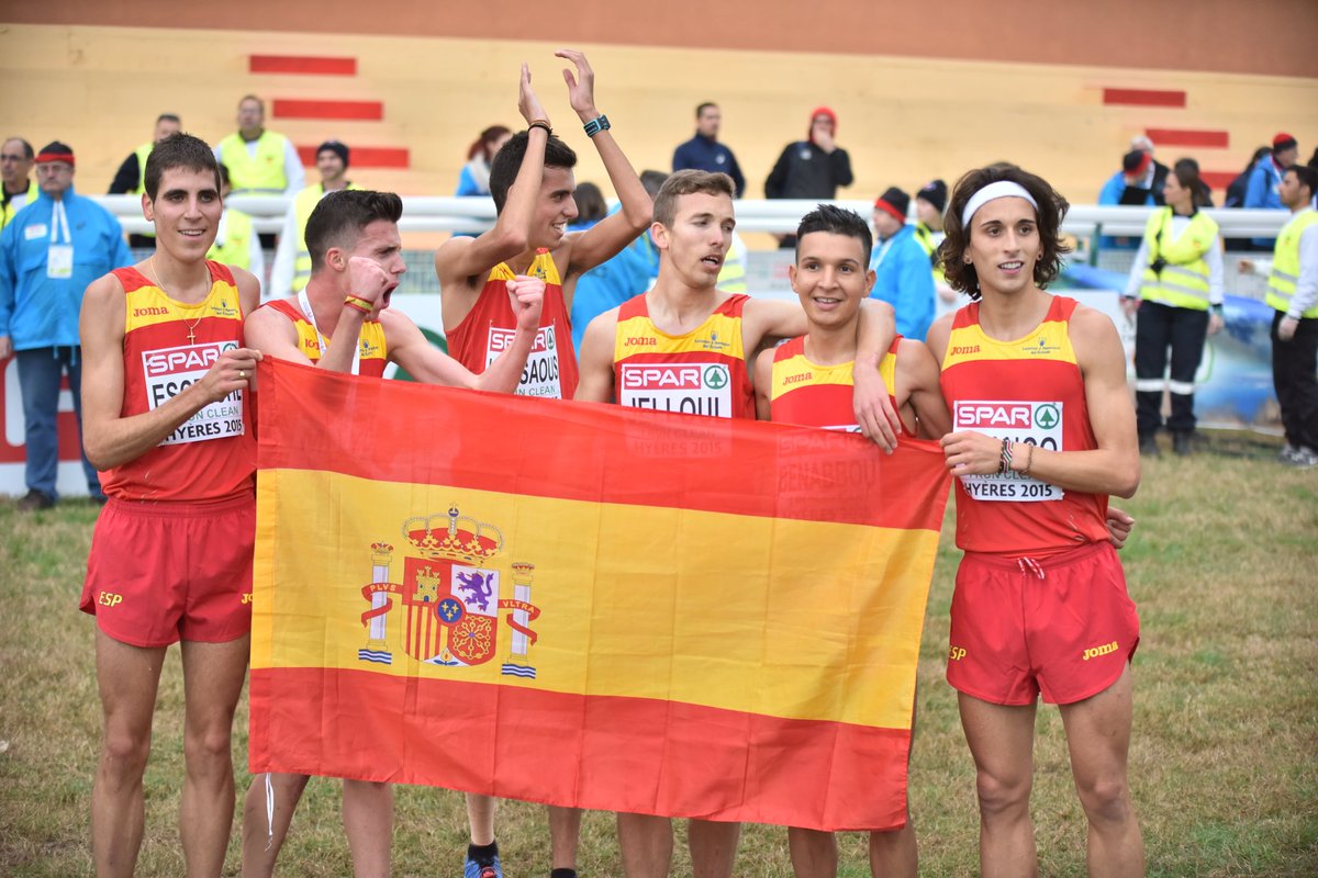 sportmedia_es's tweet photo. Gran trabajo en grupo del equipo del sub23 masculino. Recompensados con el oro! #EuroCross #Hyeres2015 https://t.co/DWiBUiWhoM