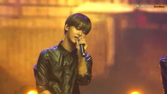 jastvixx's tweet photo. [CAP] #VIXX SC in Shanghai Hot enough and stop it girl stage 151213 cap by: Eva https://t.co/OGEQAHOCxg