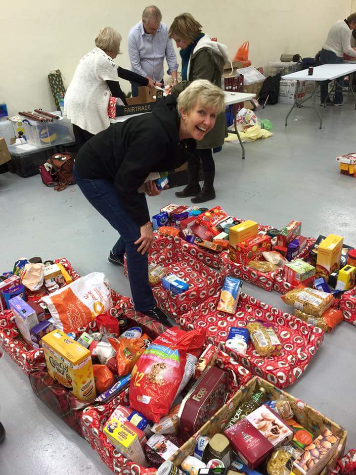 pneumachurchuk's tweet photo. Hampers to bless families in need in #Ashford. God's love in action! #AV #church #Christmas https://t.co/BvHtQvMtbH