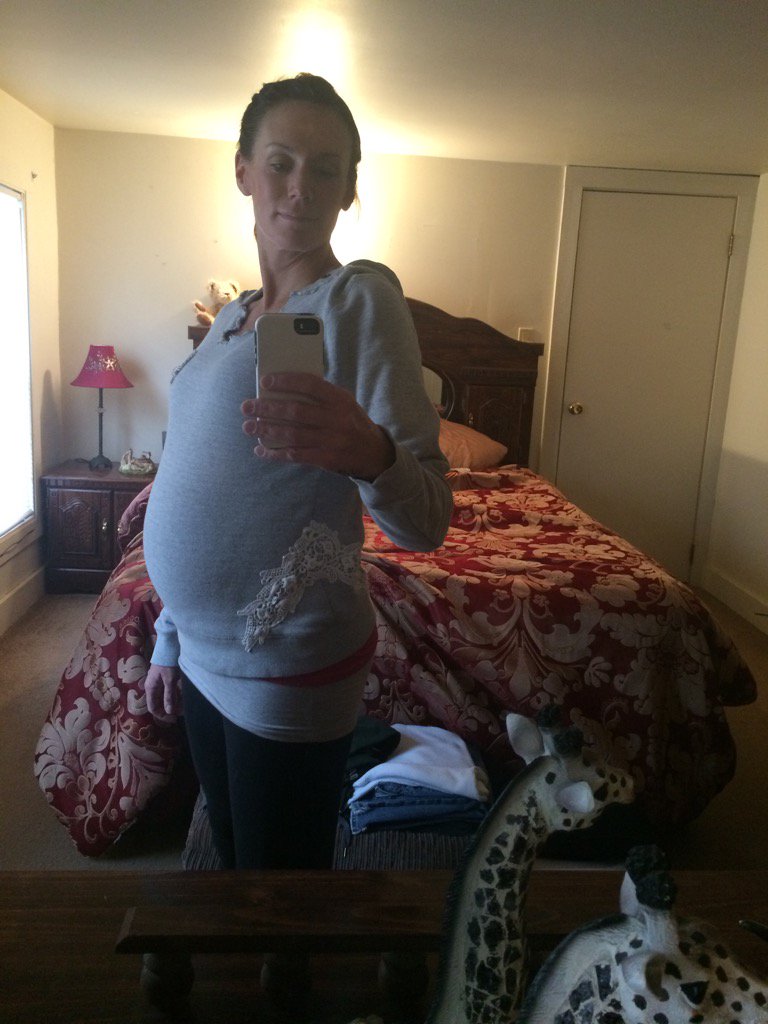 ShellzRunz's tweet photo. I ❤️ my bump!  #23weeks #runnermoms make #healthybabies https://t.co/H7ydkt5rxQ