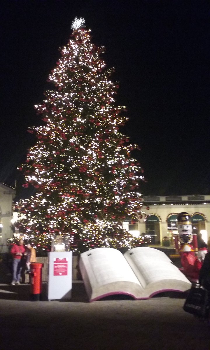 AndreaBozzano87's tweet image. #Natale a #Serravalle #OutletDesign