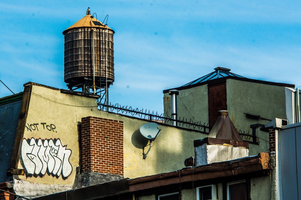 FlightSafetyTip's tweet photo. Lower East Side, Manhattan #lowereastside #rooftops #NYC #Manhattan https://t.co/sw6fuKZTok