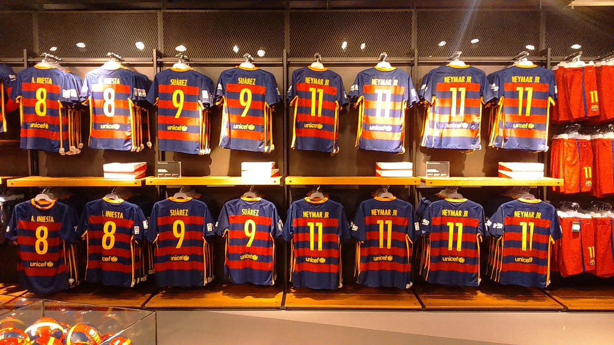 sr_valors's tweet photo. En la Botiga del Barça. Impresionante.
#TourFCB https://t.co/3GO8dEv3Rg