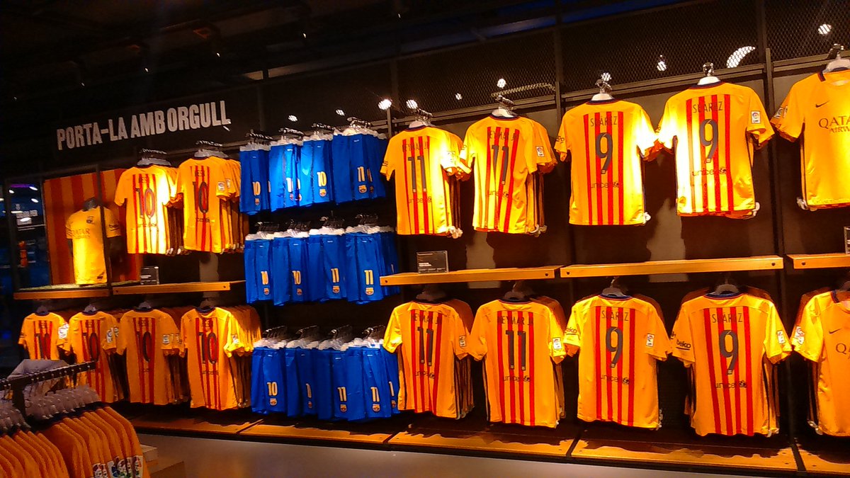 sr_valors's tweet photo. En la Botiga del Barça. Impresionante.
#TourFCB https://t.co/3GO8dEv3Rg