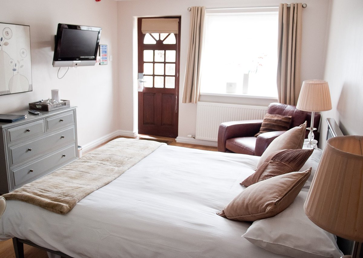 #HotelsNearCheshireOaks #Cheshireoaks <a href="/chestertweetsuk/">#chestertweets</a>  <a href="/bestofchester/">thebestofchester</a>  youtu.be/y-Z_24PdabA