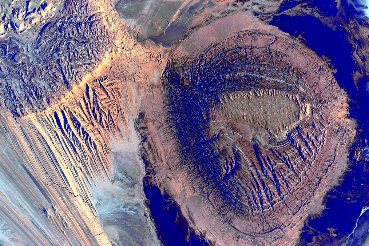 StationCDRKelly's tweet image. #EarthArt, the beautiful desert of the #MiddleEast. #YearInSpace