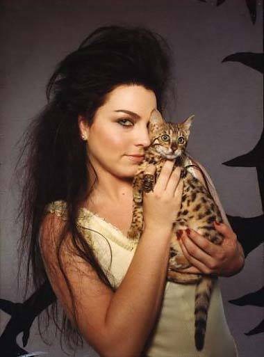 Amy Lee loves cats. >^..^<

Happy Birthday, Amy Lee!   