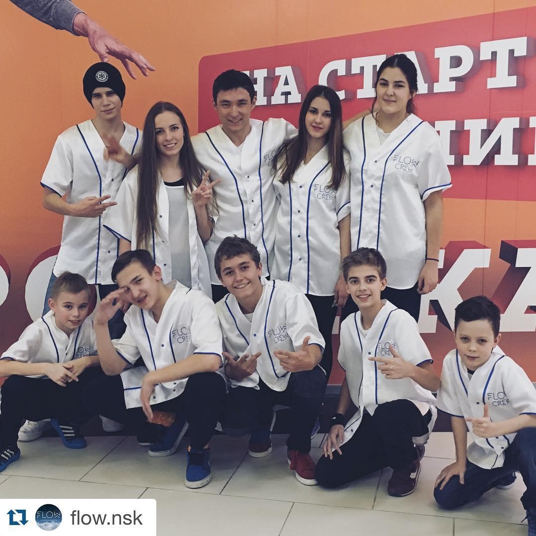 vasina1998's tweet photo. Наше первое выступление🎆 зажгли Сиб Молл #FLOW #flownsk #flowcrew #брейк #танцы https://t.co/T77kpf7I5X