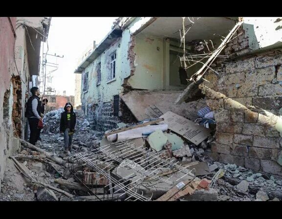 Dağlıca 'da onlarca şehit verdik, Iğdır 'da onlarca polis şehit edildi. Niye bu tanklar oralara girmedi? Neden Sur?