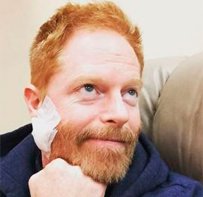 la_informacion's tweet photo. El actor de 'Modern Family', Jesse Tyler ha anunciado que padece cáncer de piel -https://t.co/BIaCTBLR2n https://t.co/YnDgiAYBFj
