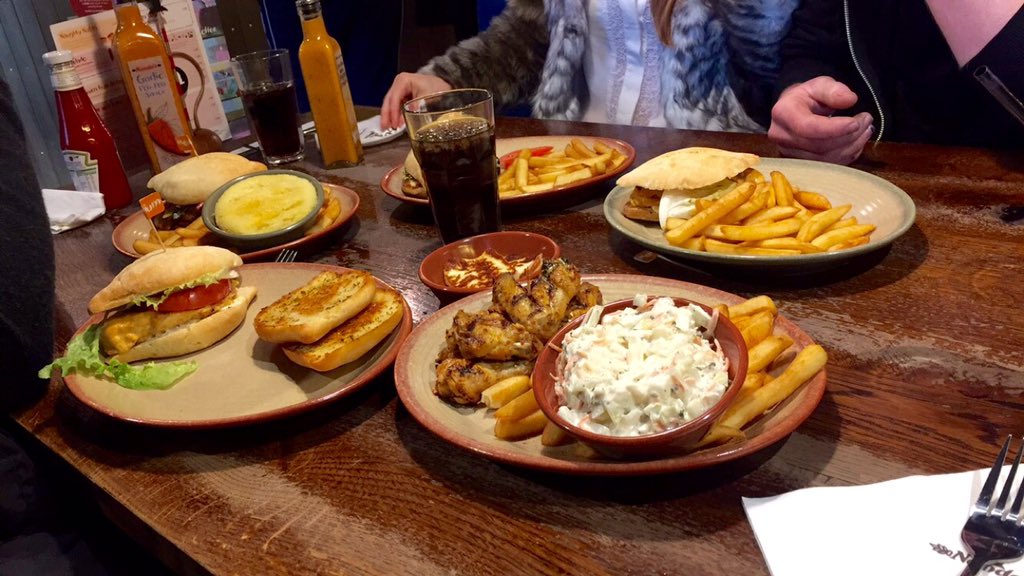 LauraMcLean__'s tweet photo. So much food @NandosUK #yumyum #cousindates #doubledate 👌🏽😘❤️😍 https://t.co/NrqsSXxNcK