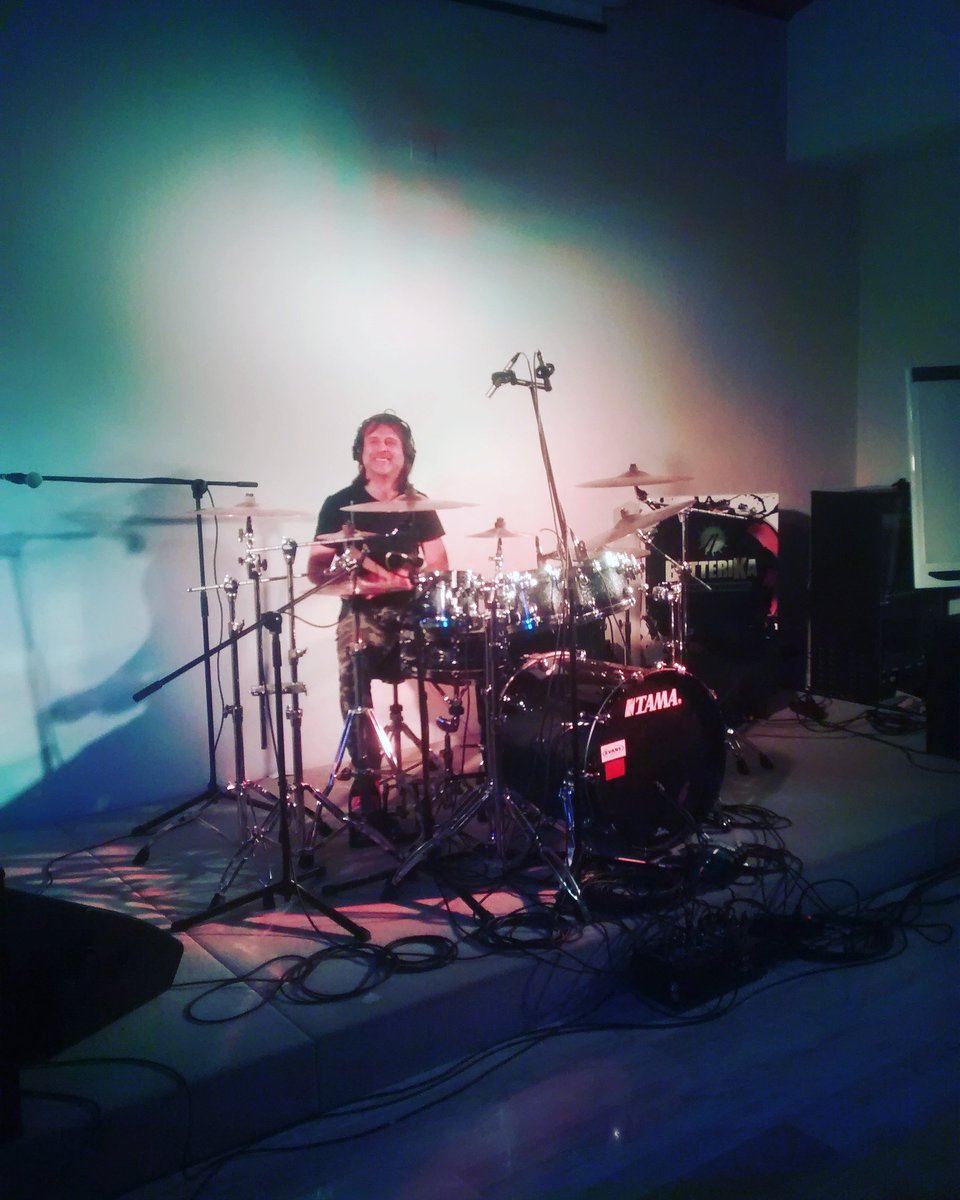 Batterika2015's tweet photo. Gianluca Capitani è pronto per la sua Clinic sul Palco seminari, 2° piano! #batterika https://t.co/jYElzmJrbw