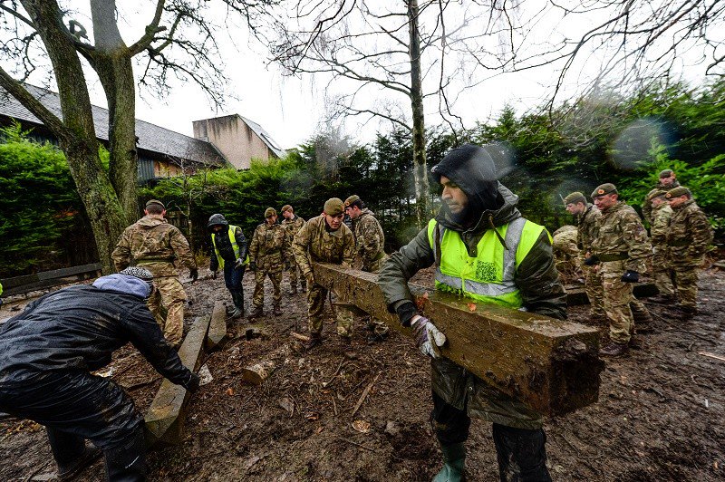 CumbriaCrack's tweet image. Soldiers and Islamic charities provide aid to Cumbria cumbriacrack.com/2015/12/13/sol…