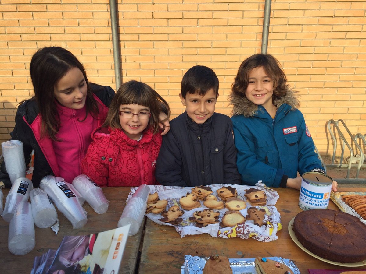 aeigxots's tweet photo. I xocolatada, coques i pinxos de fruita per tothom a càrrec dels Xots. Els guanys per #LaMarato2015 😳 @Castello_Emp https://t.co/syNeplOZT6