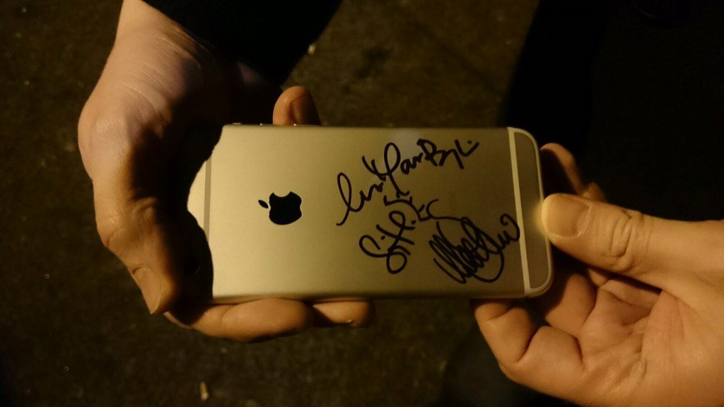 FlyingRaysLaser's tweet photo. @Katzenjammers Hope you'll come back soon. There's one autograph left to catch. https://t.co/jRFD4NgCrQ