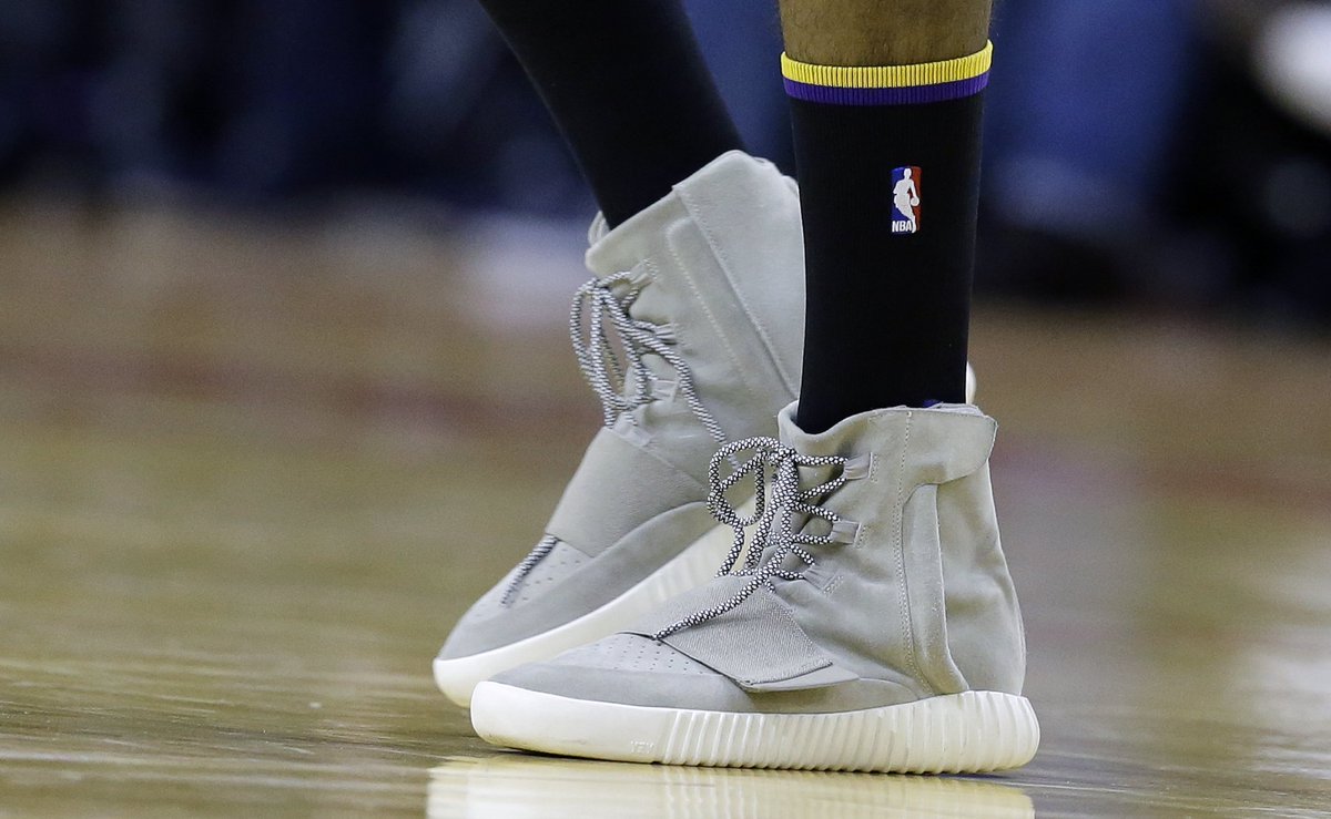 BleacherReport's tweet photo. Nick Young credits Yeezy 750 Boost’s for his first ever assist to Kobe 😂 https://t.co/f43lASkv7p https://t.co/8rBbjQpAxK