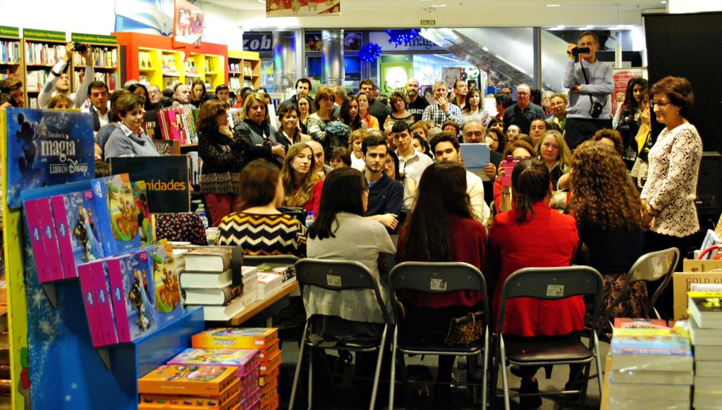 NovelaEEC's tweet photo. A veces, la realidad supera a la ficción. 
Ayer lo pudimos vivir.

Gracias a todos lo que lo habéis hecho posible. https://t.co/c8yA48KIuL
