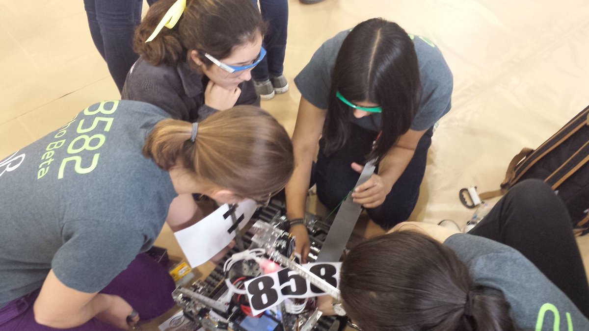 MoniaCheikh's tweet photo. Last minute improvements @FTCTeams @BrynMawrSTEM @FTCTeam8582 https://t.co/KLomSBMbAt