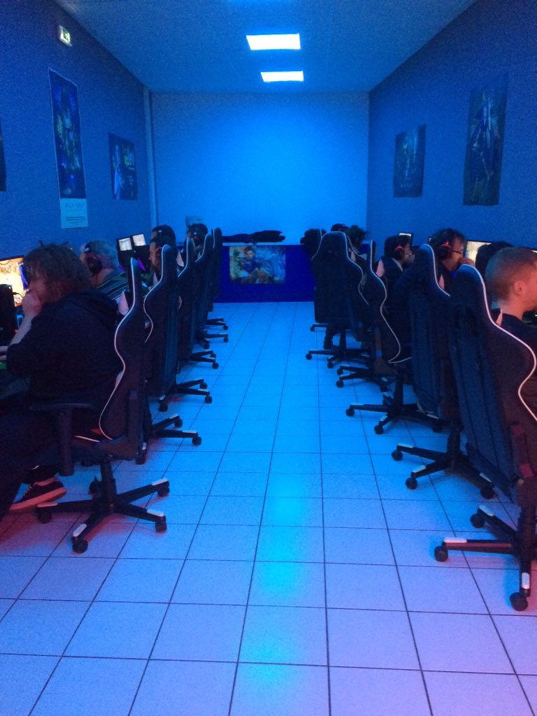 Arwenia_AM's tweet image. Ils sont à fond nos joueurs pour le tournoi !! #cooldown #hearthstonecafe