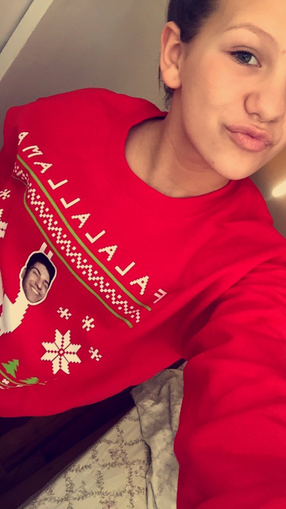 jacqnotaro's tweet photo. I'm obsessed with this sweater ilysm Issa @twaimz https://t.co/dj4iV6vbbS