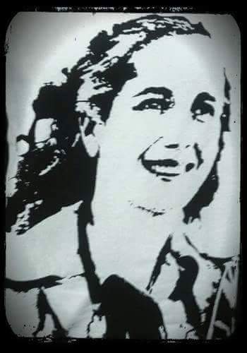 MarceloKoenig's tweet photo. Mira que distintos somos.  Ellos dejan sin luz a Evita y a nosotros nos ilumina el pecho su sonrisa en las remeras https://t.co/tuBtIs93yX