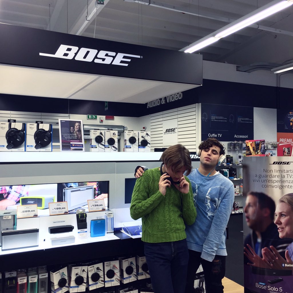 sem_stenn's tweet photo. How to isolate from the world and enjoy our music. Sem&amp;Stènn suggest. #bose #dj #semstenn @Bose  @UnieuroNews https://t.co/ML2ocaWeaw