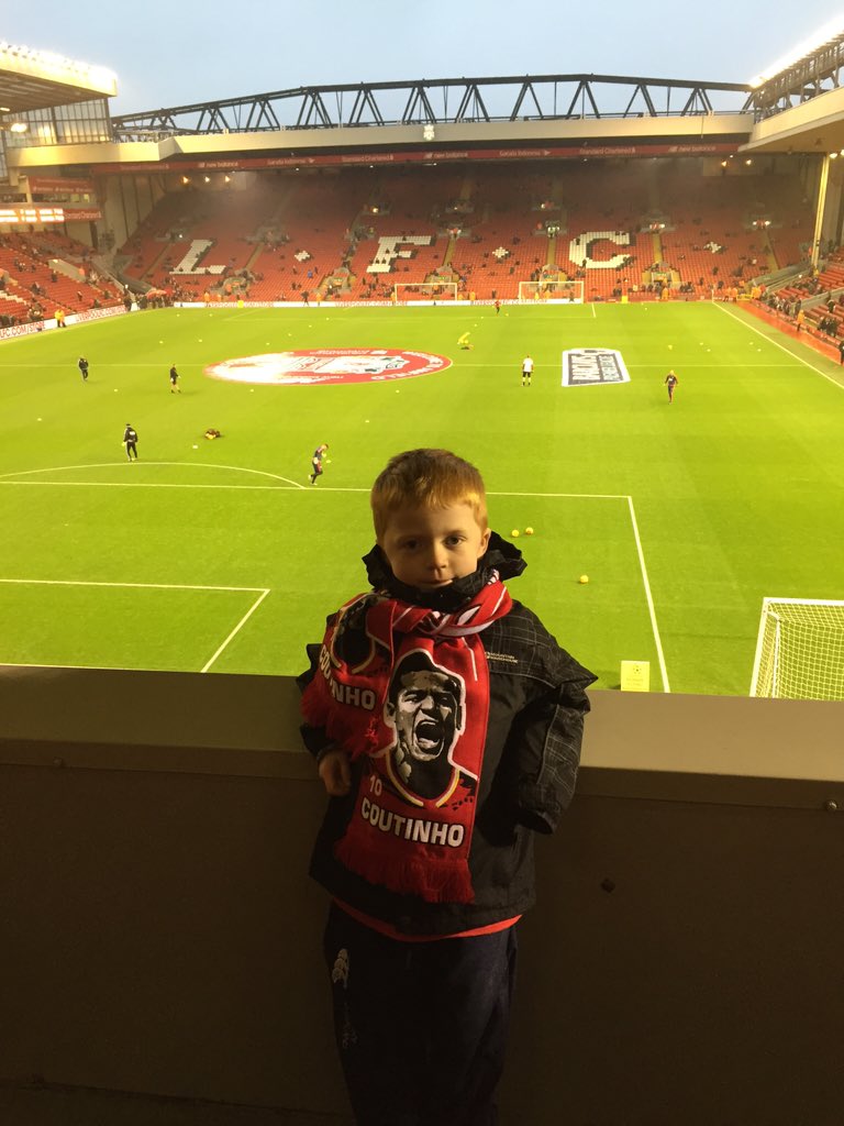 colyt79's tweet photo. @mickyjoe79 @doyler79 @littlewomantate all ready for the match https://t.co/IHZ69Byiyd