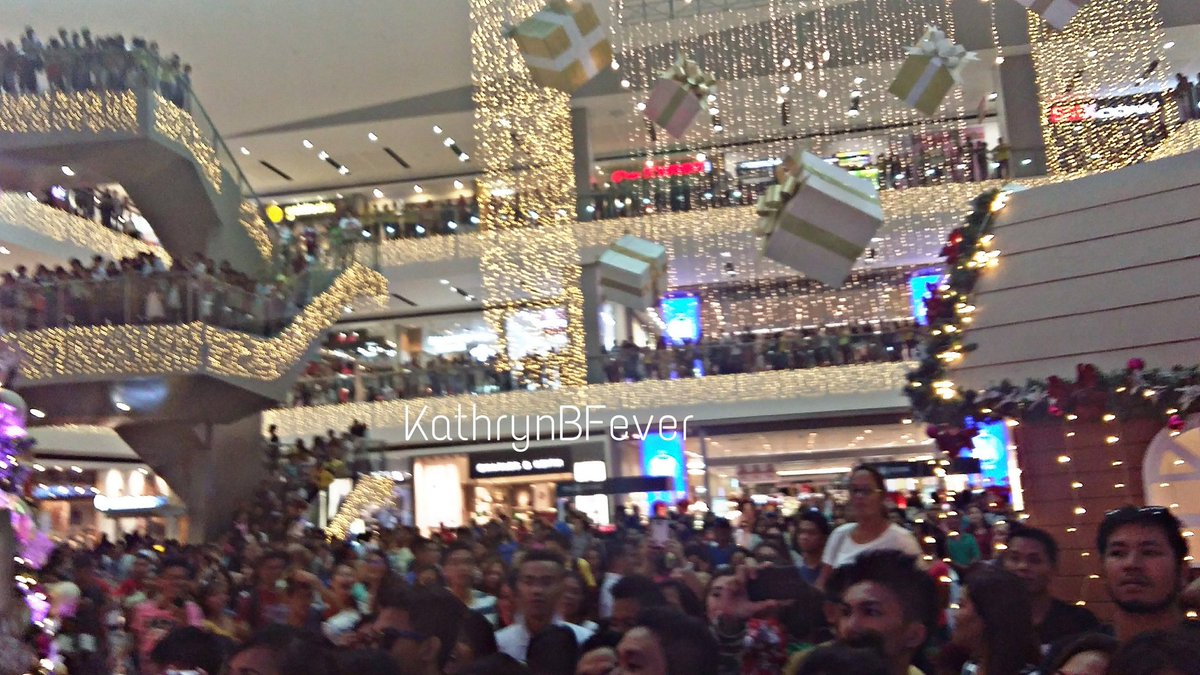 eyaaxxx's tweet photo. And the crowd went wild when Kathryn Bernardo arrived at the Atrium Area. #KBHuaweiRoyalAffair https://t.co/5hdMPvOU15