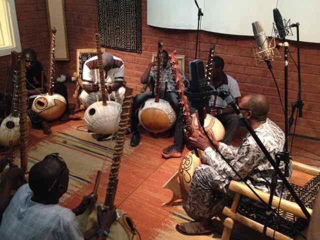 StudioBogolan's tweet photo. Ateliers de formation avec @vivendi au #StudioBogolan en Juin dernier . #MaliMusic #Mali #AliFarkaToure https://t.co/9i093iQaZX