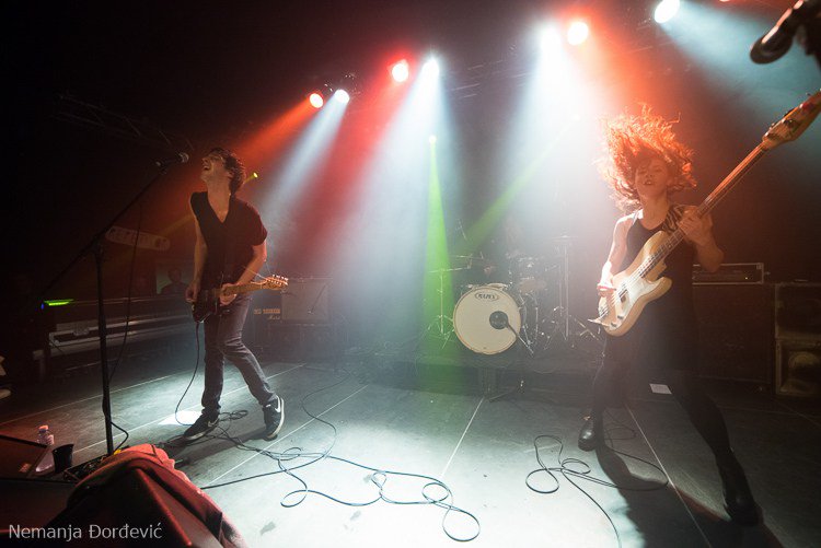 U pravom trenutku – Nebo Je Crveno, Vizelj i Repetitor u DOBu balkanrock.com/u-pravom-trenu…