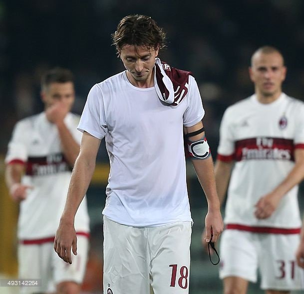 MilanEye's tweet photo. Dear @acmilan, please do not renew Montolivo's contract. 
 
RT If you agree.

@UmbertoGandini https://t.co/5FLRSMRgoz