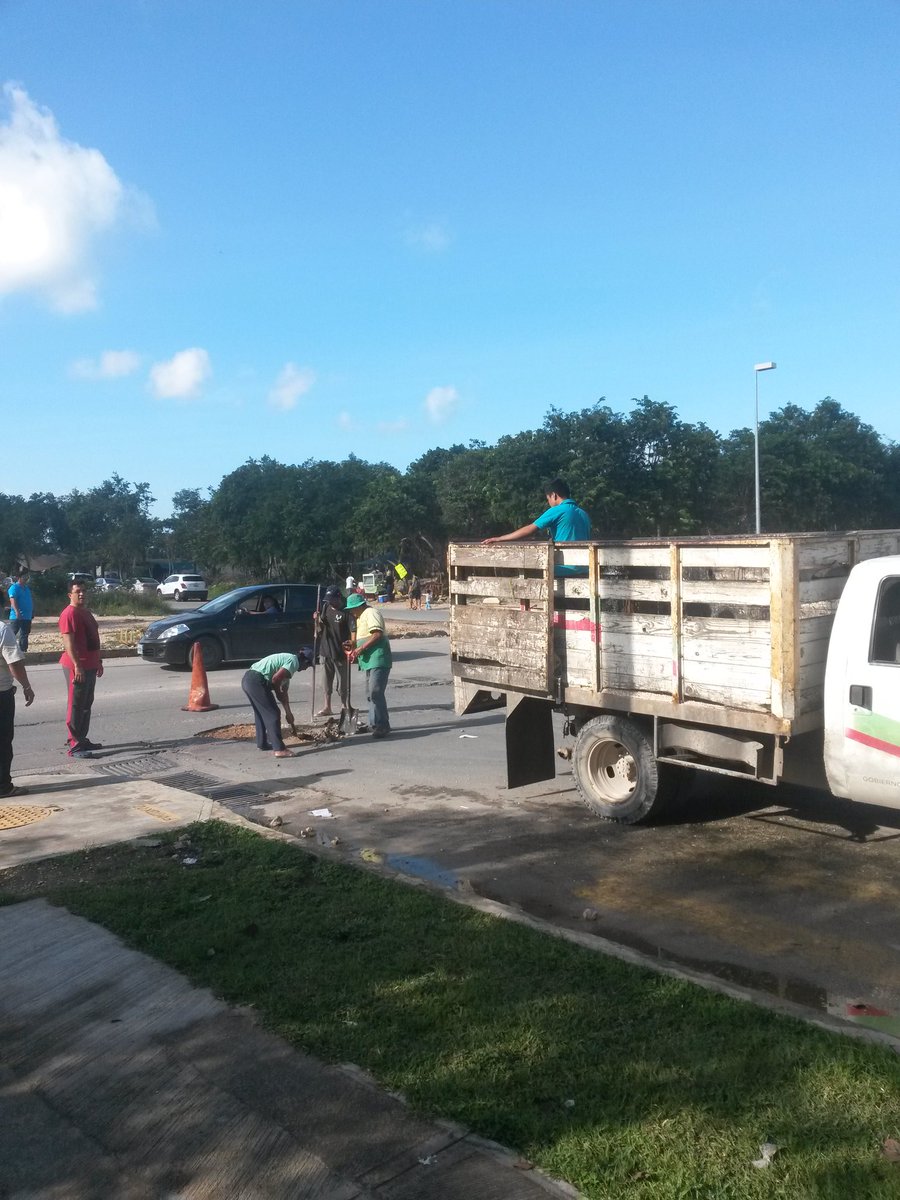 ServiciosPubSOL's tweet photo. Bacheo en av. Constituyentes acceso al fracc. Misión las Flores @GobSolidaridad @MauricioGongora @NoelCrespoPlaya https://t.co/xF0FVMWYY2