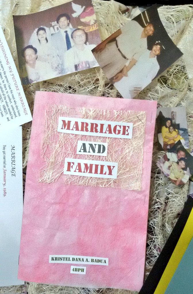 KristelBadua's tweet image. Making an improvised scrapbook through the use of bouquet holders &amp;amp; my sister&apos;s construction papers 😂 #tipidmode