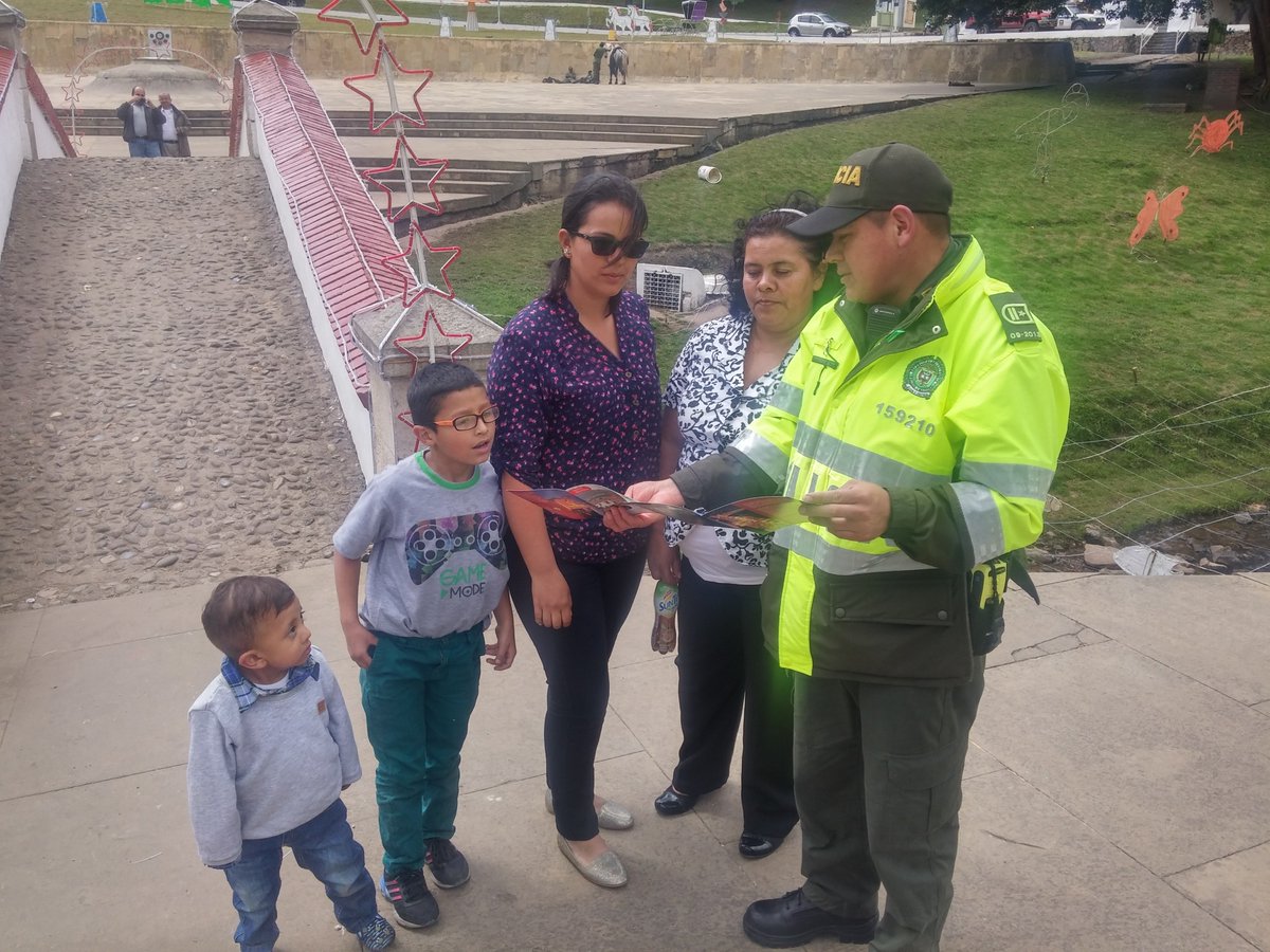 PoliciaMTunja's tweet photo. Policía brinda seguridad a propios y turistas en el parque histórico Puente Boyacá. En #Navidad #VamosSeguros https://t.co/6xNflqHTCO