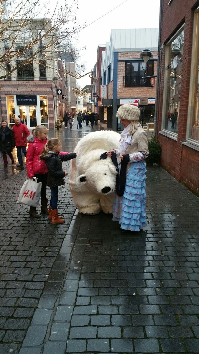 KASinfo's tweet photo. # hofdame is samen met # Snowy de # ijsbeer op de Winterfoor in #bergenopzoom https://t.co/RlMCbncS0L