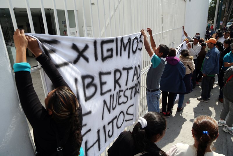 Llevan a normalistas a penal de "Mil Cumbres" - CWHiPu4UAAAPP-J